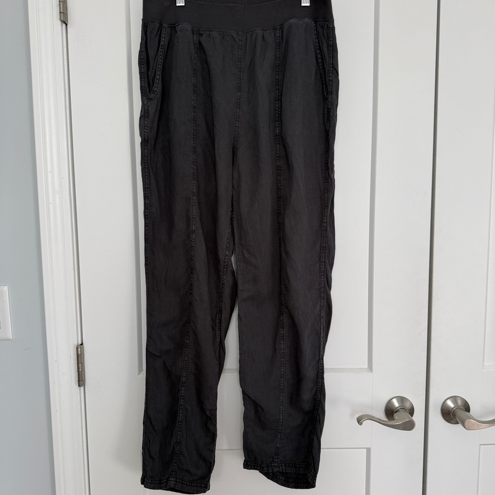 Faherty Arlie Tapered Pant in Faded Black - L